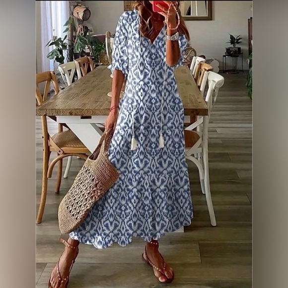 Dresses & Skirts - Women’s Maxi Dress Blue/White Geo Patterned Dress Short Sleeve Size-M NWT